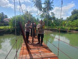 Personel Polsek Awangpone Bersama Brimob Lanjutkan Rehabilitasi Jembatan Gantung di Desa Kading