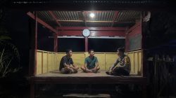 Sambangi Pos Kamling di Desa Tirong, Bhabinkamtibmas Sampaikan Pesan Kamtibmas kepada Warga