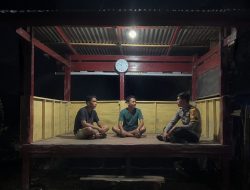 Sambangi Pos Kamling di Desa Tirong, Bhabinkamtibmas Sampaikan Pesan Kamtibmas kepada Warga