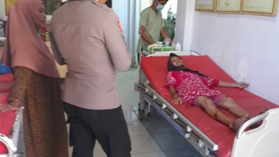 Wujud Pelayanan Prima, Anggota Jaga Polsek Salomekko Cepat Tanggap Datangi Korban Laka Lantas di Puskesmas