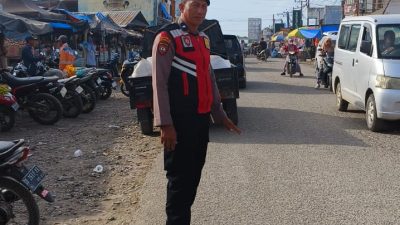 Cegah kemacetan di pasar, Kanit Samapta Polsek Kahu Turun dijalan
