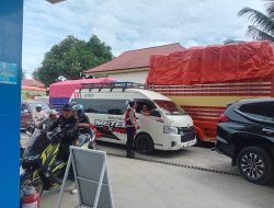 KANIT SAMAPTA DAN KANIT PROPAM POLSEK LAMURU PANTAU SPBU, PASTIKAN KEAMANAN DAN KELANCARAN LALU LINTAS