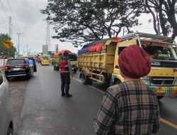 Personel Polsek Ajangale Laksanakan Pengaturan Arus Lalu Lintas Demi Kelancaran Aktivitas Masyarakat