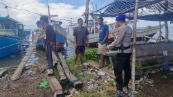 Anggota Satpolairud Polres Bone Pantau Situasi Kamtibmas Wilayah Pesisir Sekaligus Menyinggai Masyarakat Nelayan Dan Beri Himbauan Kamtibmas