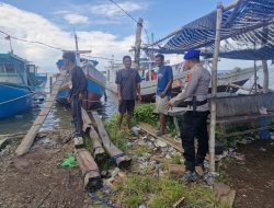 Anggota Satpolairud Polres Bone Pantau Situasi Kamtibmas Wilayah Pesisir Sekaligus Menyinggai Masyarakat Nelayan Dan Beri Himbauan Kamtibmas