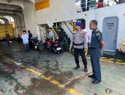 Satpolair polres Bone Lakukan Pengamanan Penyeberangan Dan Sambangi Penumpang Ferry