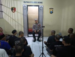KBO Sat Binmas Polres Bone Berikan Pembinaan Rohani dan Mental kepada Tahanan di Rutan Polres Bone