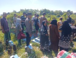 Wujud Kepedulian, Kapolsek Cenrana Melayat Dan Mengantar Jenazah Warga Yang Meninggal Dunia