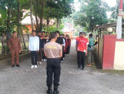 Kapolsek Barebbo Pantau dan Latih Peserta Gerak Jalan Sambut HUT ke-81 Kemerdekaan RI