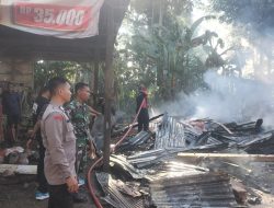 Bhabinkamtibmas Polsek Barebbo Datangi Lokasi Kebakaran Rumah di Desa Samaelo
