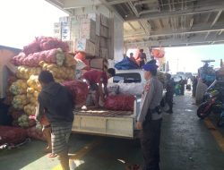 Pengamanan Penyeberangan Terus Di Lakukan Aparat Satpolairud Polres Bone Dalam Membagikan Rasa Aman Kepada Penumpang Ferry