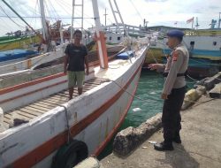 Pihak Satpolairud Polres Untuk Menjaga Kamtibmas Wilayah Pesisir Rutin Lakukan Polmas Perairan Di Pelabuhan Rakyat Bajoe