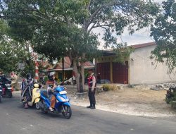 Hadir di Tengah Aktivitas Warga, Personel Polsek Tanete Riattang Jaga Kelancaran Arus