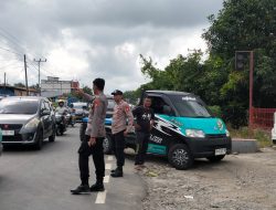 Personel Polsek Ulaweng Lakukan Pengaturan di SPBU Antisipasi Kemacetan