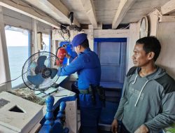 Kanit Harkan Kapal Satpolairud Polres Bone Bripka Bambang Lakukan Periksaan Diatas Kapal Barang