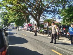 Bhabinkamtibmas Polsek Tanete Riattang Kawal Arus Lalu Lintas Upacara HUT ke-81 RI