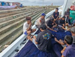 Satpolairud Polres Bone Pantau Situasi Kamtibmas Dan Sambangi Nelayan Di PPI Lonrae