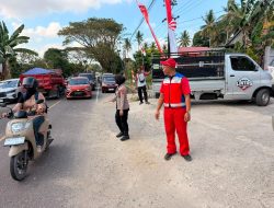 Ibu Bhabin Beraksi, Melakukan Pengaturan Arus Lalu Lintas Demi Cegah Kemacetan di Jalan Raya