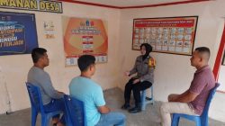 Sambangi Pos Kamling, Bhabinkamtibmas Brigpol Elvira Berikan Pesan Kamtibmas kepada Warga