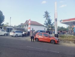 Personil Polsek Lamuru Melakukan Pengaturan di Spbu