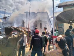 Damkar, Polisi dan Masyarakat Bersama sama memadamkan Api