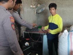 Datangi TKP, Briptu A. Rimba Polsek Tonra Titip Pesan Kamtibmas Di Desa Binaannya