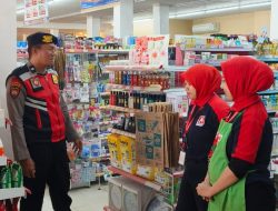 Patroli Dialogis di supermaket, Kanit Samapta Polsek Kahu sampaikan pesan kamtibmas