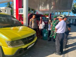 Kapolsek Tellu Siattinge bersama Forkopimcam Tellu Siattinge Pantau Langsung Aktivitas Pengisian BBM di SPBU Kelurahan Tokaseng