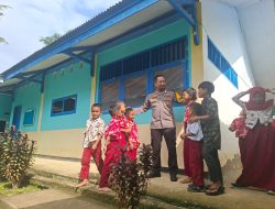 ‎Berinteraksi dengan anak,ini yang di lakukan Bhabinkamtibmas Bripka Arman saat sambangi sekolah