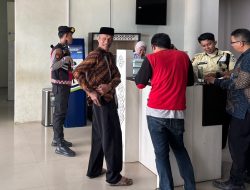 Jaga Di Bank Sulselbar Watampone, Personil Sat Samapta Tingkatkan Pengamanan
