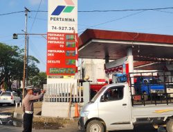 Di Tengah Antrean BBM, Personel Polsek Tanete Riattang Hadir Jaga Kelancaran dan Keamanan