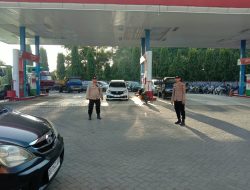 Cegah Kemacetan, Personel Polsek Ulaweng Lakukan Pengaturan Arus Lalu Lintas di SPBU Pertamina