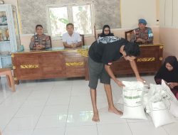 Polsek Ajangale Pantau Bantuan Pangan di Desa Pinceng Pute