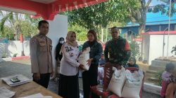 Kawal Penyaluran Bantuan Pangan, Bhabinkamtibmas Hadir Pastikan Warga Terlayani dengan Tertib