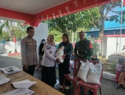 Kawal Penyaluran Bantuan Pangan, Bhabinkamtibmas Hadir Pastikan Warga Terlayani dengan Tertib