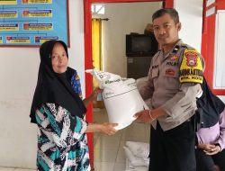 Pelayanan untuk Masyarakat, Bhabinkamtibmas Pantau Penyaluran Bantuan Pangan di Wilayah Binaan