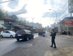 Antisipasi Kemacetan Lalulintas, Personil Sat Samapta Polres Bone Hadir dan Laksanakan Pengaturan di Sejumlah Titik Keramaian