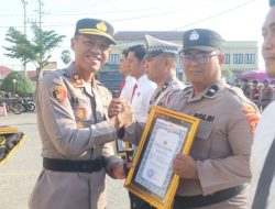 Apresiasi Kinerja Personel, Kapolres Bone Serahkan Penghargaan kepada 18 Anggota