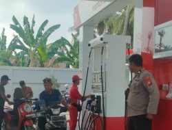 Atasi Kemacetan dan Jaga Keamanan, Aiptu Hamka Hadir Lakukan Pengamanan di SPBU