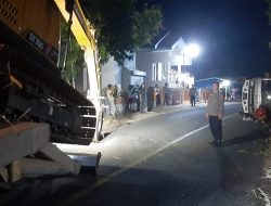 SIGAP DAN PEDULI, ANGGOTA POLSEK MARE BERSAMA MASYARAKAT GOTONG ROYONG EVAKUASI MOBIL KECELAKAAN DI DESA MARIO