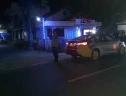 Patroli Biru KSPKT 2 Polsek Ulaweng Aiptu Mursalim Sasar Minimarket dan Sambangi Warga di Malam Hari