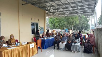 Bhabinkamtibmas Brigpol Elvira Sari Dampingi Tim Kesehatan UPT PKM Palakka dalam Tracing Tuberkulosis Terintegrasi CKG di Desa Panyili