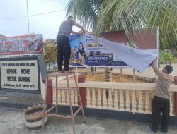 Sosialisasikan SPMB SMA Kemala Taruna Bhayangkara Personel Polsek Ulaweng Pasang Baliho di Depan Mapolsek