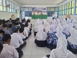 Kapolsek Awangpone Sosialisasikan SPMB SMA Kemala Taruna Bhayangkara di SMPN 4 Awangpone ‎