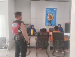 PERSONEL SAT SAMAPTA POLRES BONE LAKSANAKAN PENGAWALAN DAN PENJEMPUTAN KAS BANK BRI WATAMPONE
