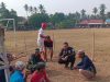 Bersinergi, Bhabinkamtibmas ini Hadir Langsung Memantau Persiapan Turnamen Sepak Bola di Desa Ulo