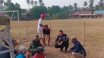 Bersinergi, Bhabinkamtibmas ini Hadir Langsung Memantau Persiapan Turnamen Sepak Bola di Desa Ulo