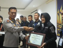 Kabid Humas Polda Sulsel Berikan Penghargaan kepada Jajaran Berprestasi dalam Rakernis T.A. 2026