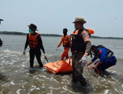 Satpolairud Polres Bone Bersama Tim SAR Gabungan Berhasil Temukan Nelayan Yang Hilang Saat Melaut