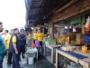 Wujudkan Polisi Bersama Masyarakat, Kapolda Sulsel Pimpin Aksi Bersih Lingkungan dan Berbagi di Pasar Daya